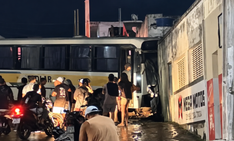 Motorista morre e quatro pessoas ficam feridas após ônibus escolar bater em muro na Paraíba