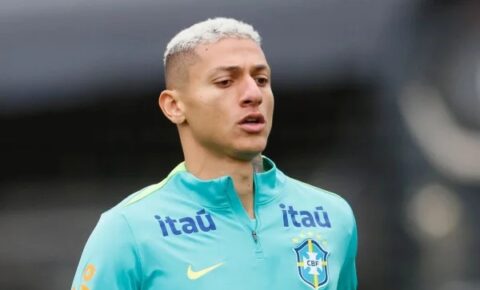 Richarlison recebe título de Cidadão Paraibano após doação de R$ 200 mil a jovem que perdeu as pernas