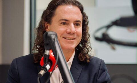 Justiça concede direito de resposta a Veneziano e determina correção de manchete da Folha