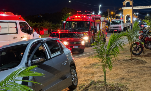 Caminhão carregado de galinhas capota em Logradouro, na Paraíba, e motorista fica preso às ferragens