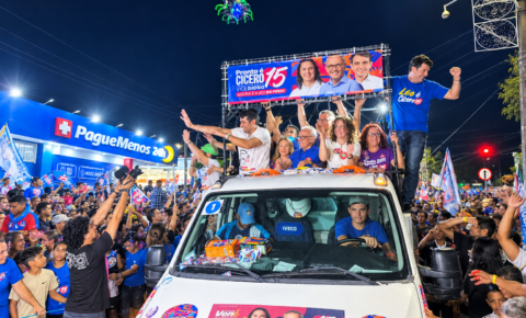 Cícero e Vené descem a Avenida Epitácio Pessoa em ato político na reta final das eleições