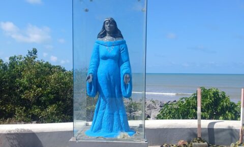 Prefeitura de João Pessoa substitui vidro de proteção da estátua de Iemanjá, no Cabo Branco
