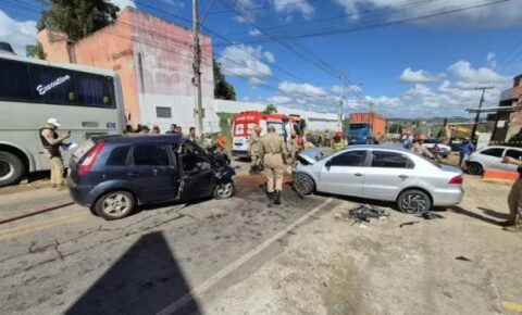 Idoso fica em estado grave após acidente entre dois carros na PB-073, em Guarabira