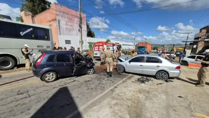 Idoso fica em estado grave após acidente entre dois carros na PB-073, em Guarabira