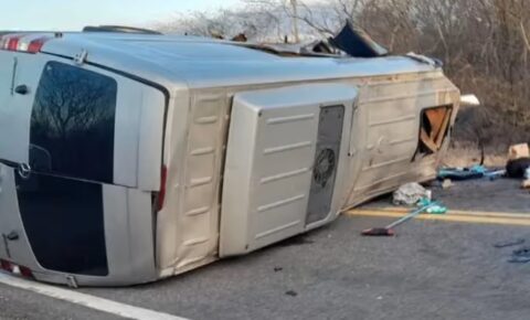 Seis pessoas morrem e 15 ficam feridas em acidente entre caminhonete e van na BR-230